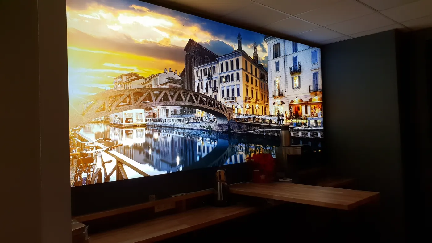 Abendliche Hafenszene in einem Aufenthaltsraum