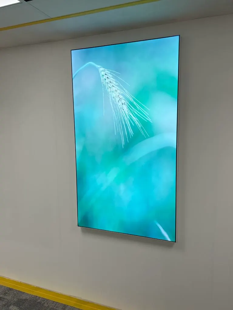 Einzelnes Hochformat an der Flurwand