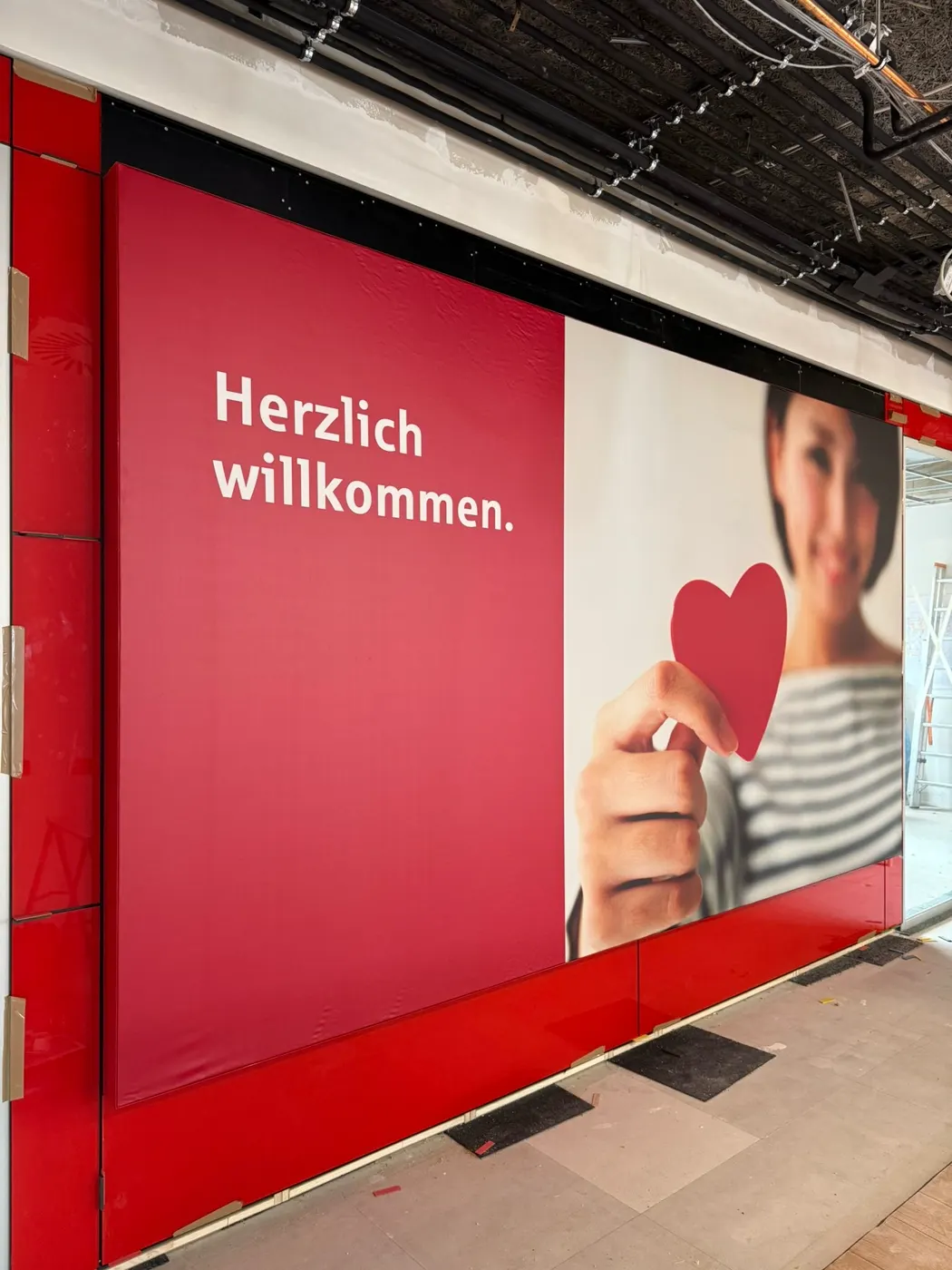 Begrüßungsmotiv im Breitformat, Raum im Ausbau