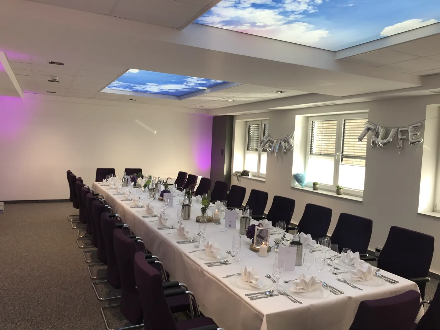 Lichtdecke mit Himmelmotiv über der Tafel