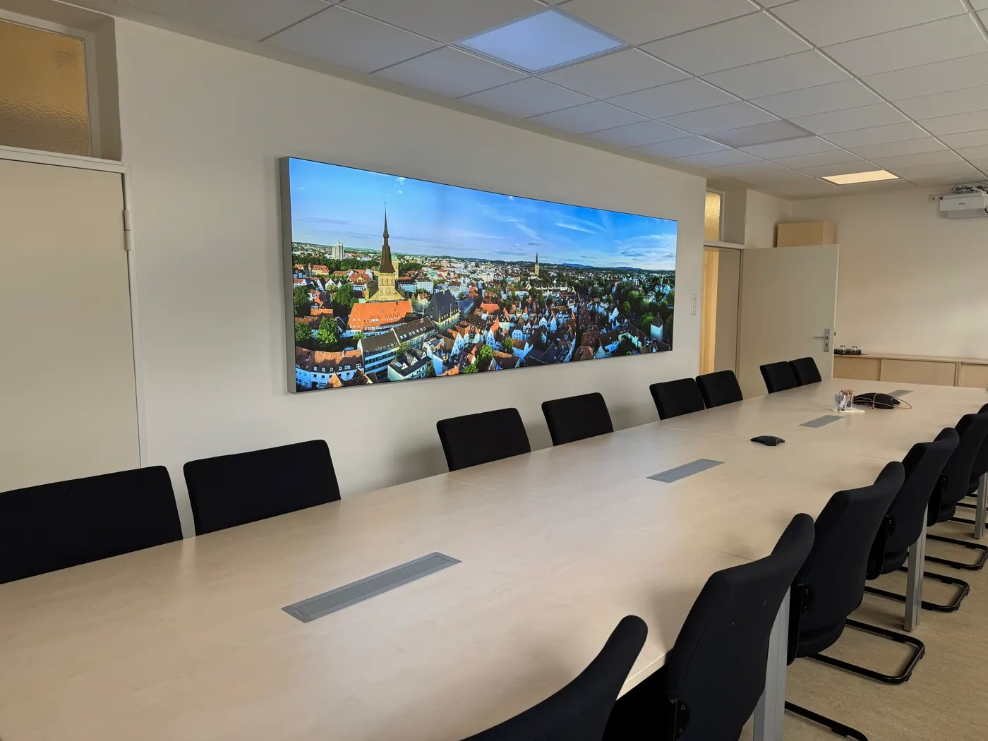 The same panorama along the length of the table