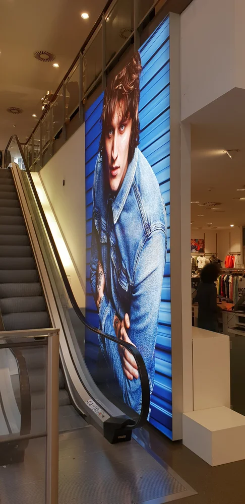 Hochformat neben der Rolltreppe