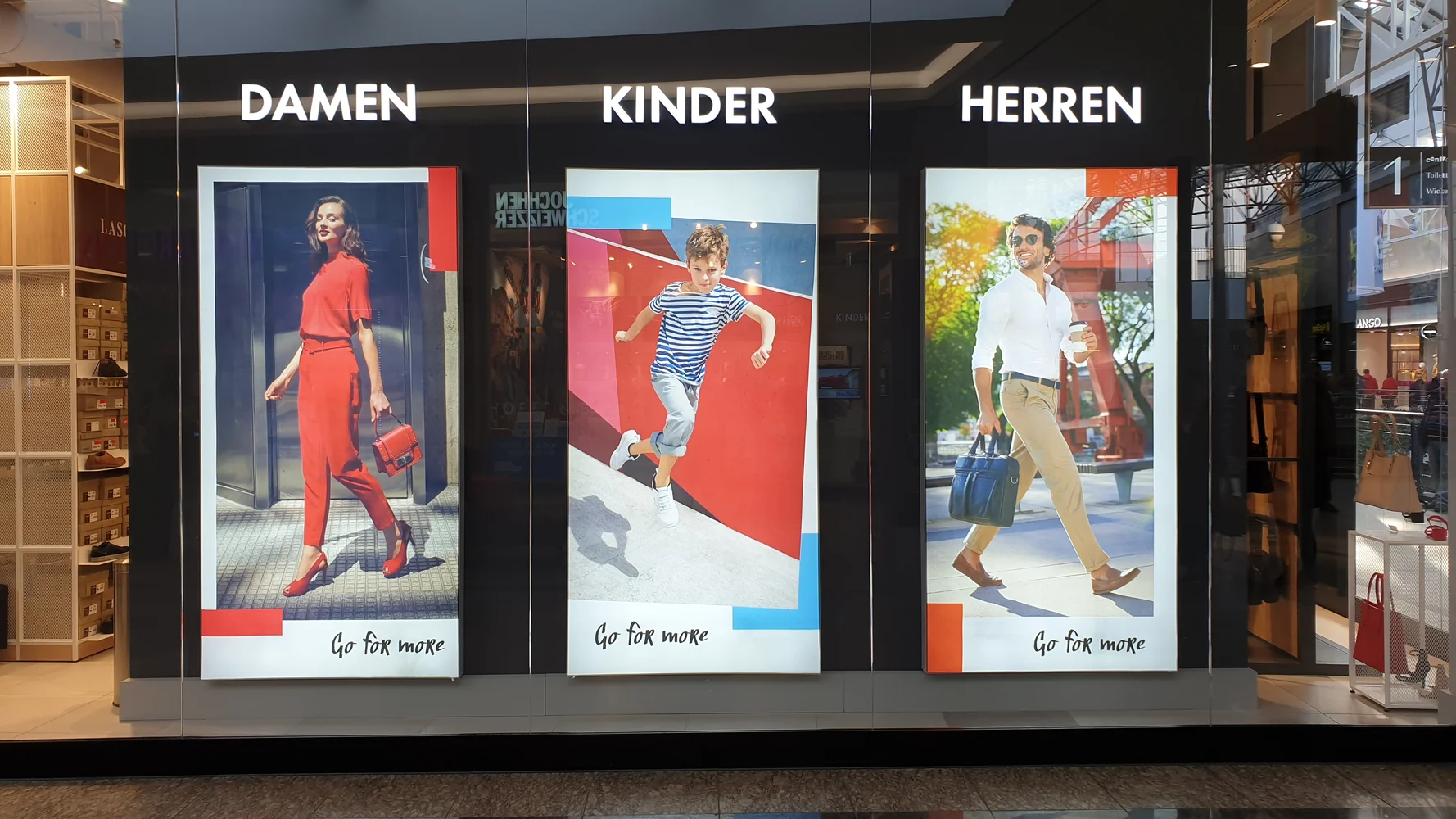Drei Leuchtflächen im Schaufenster