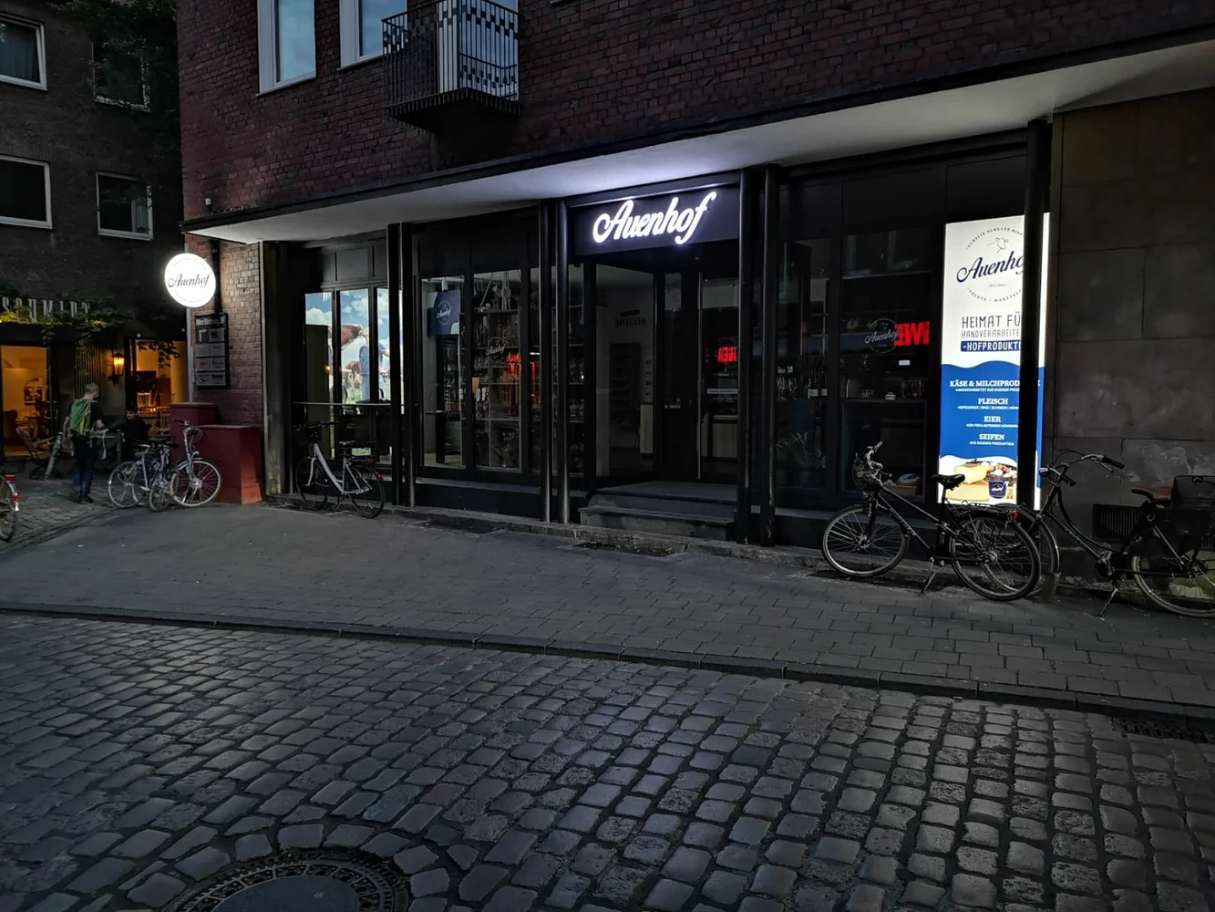 Beleuchtete Ladenfront bei Nacht