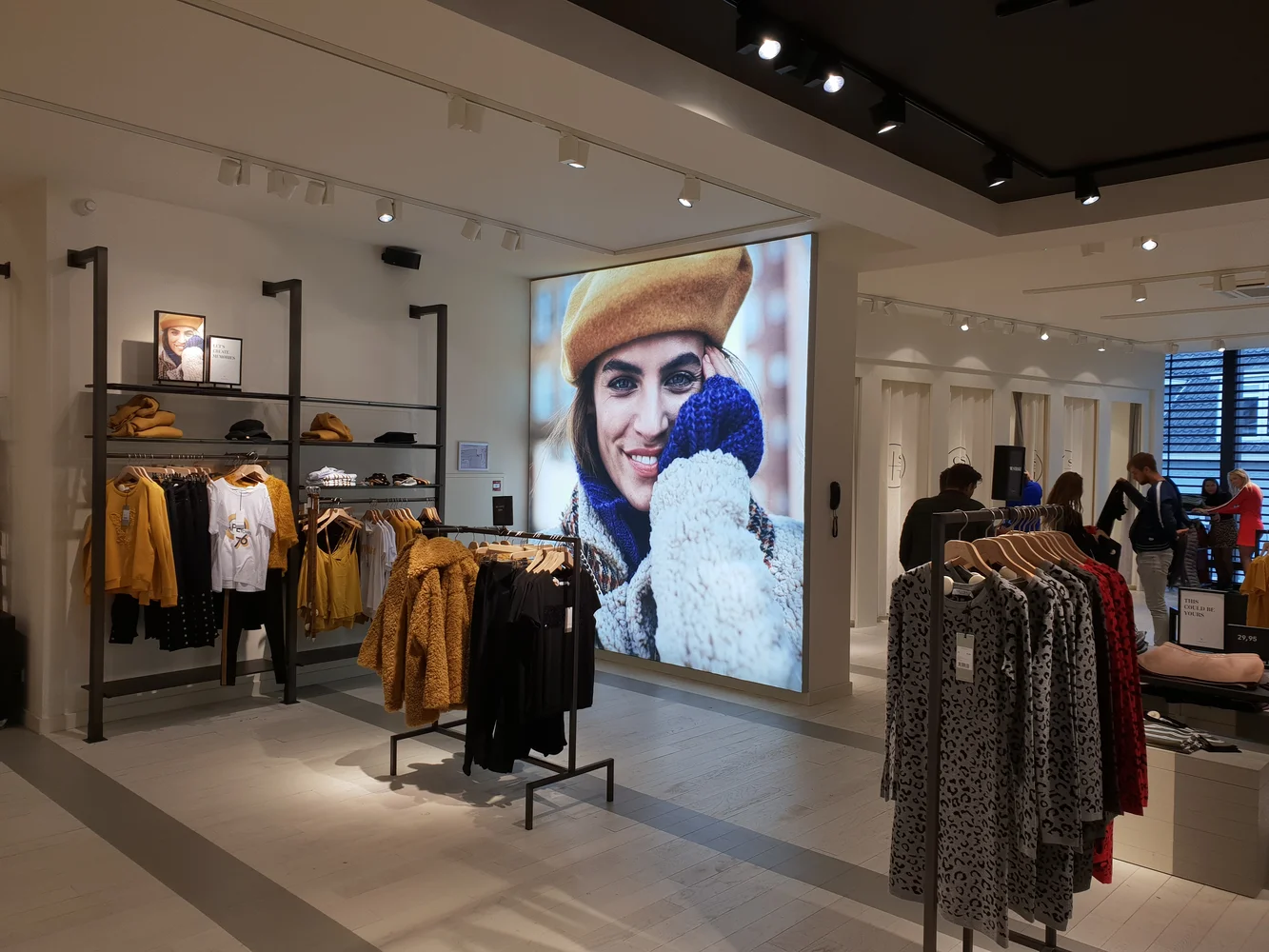 Light wall between the display stands