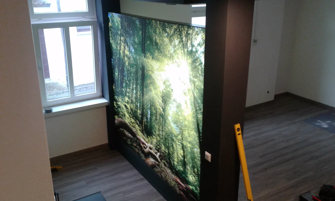 Waldmotiv im noch leeren Raum