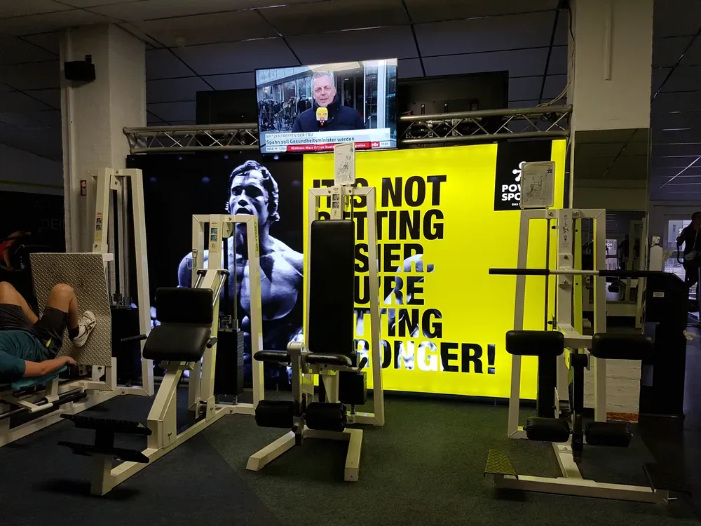 Motivwand hinter den Trainingsgeräten