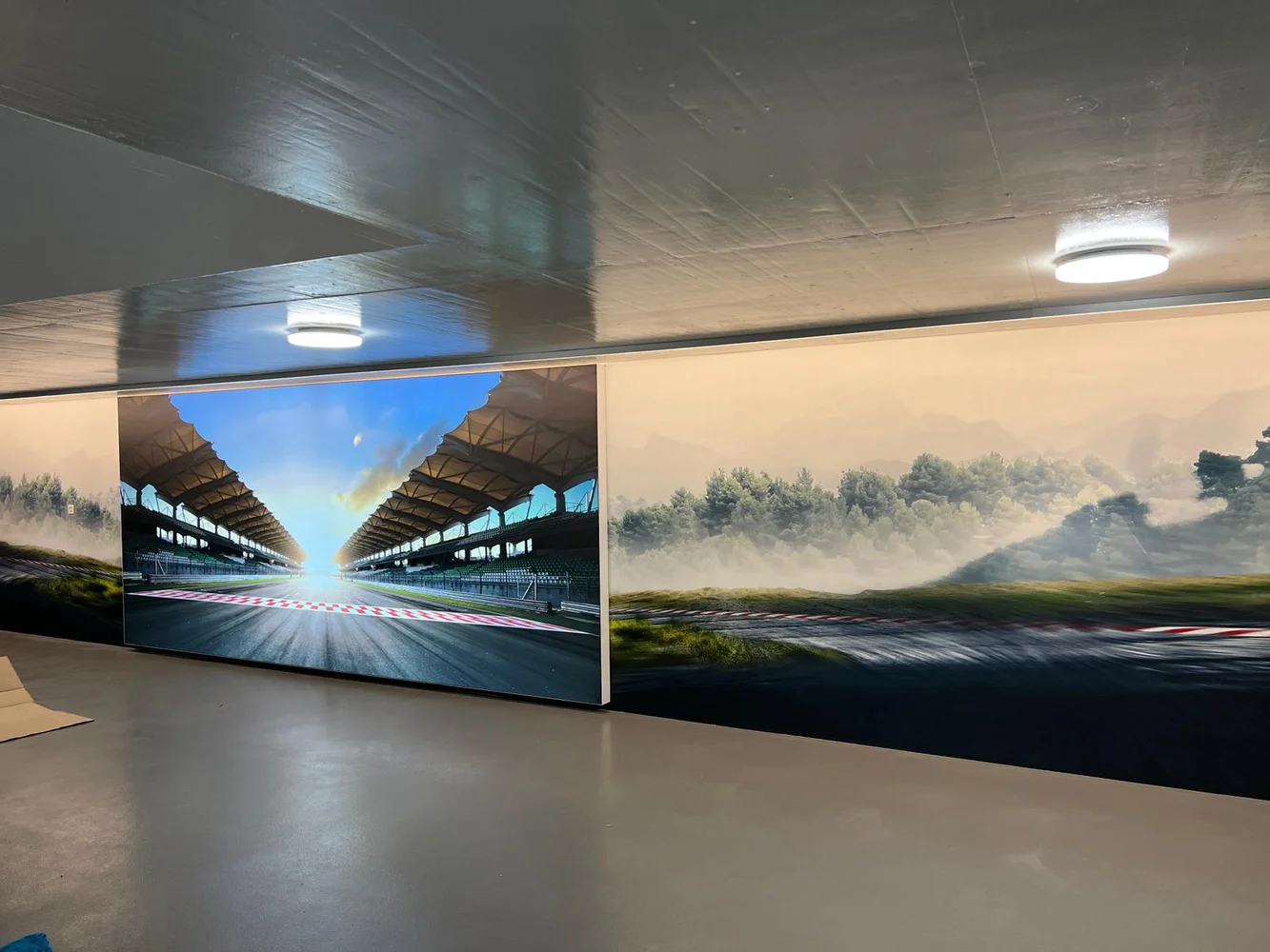 Racetrack image in the corridor during mounting