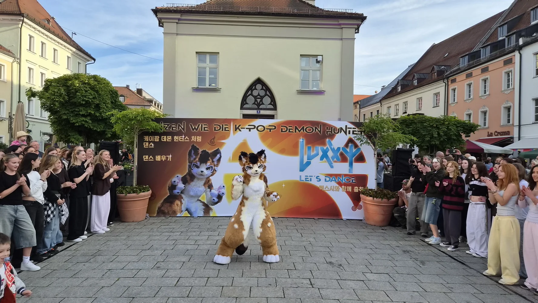 Leuchtwand als Bühnenrückwand auf dem Marktplatz