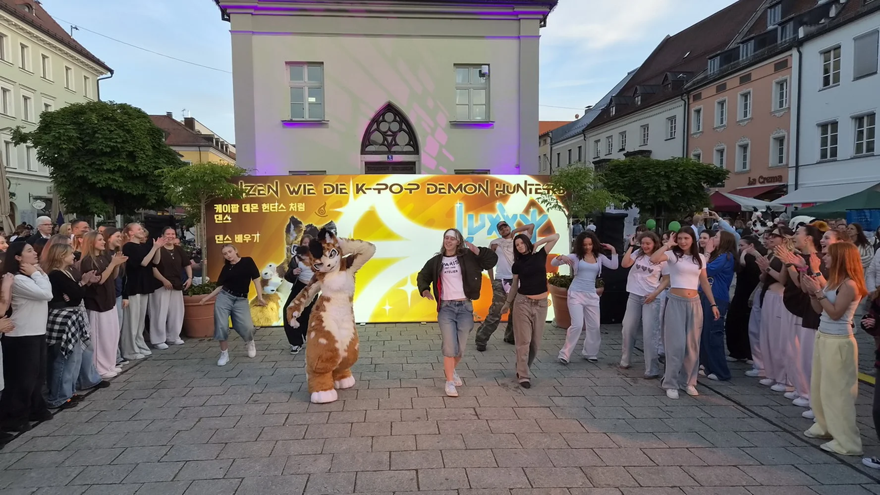 Tanzvorführung vor der Bühnenrückwand
