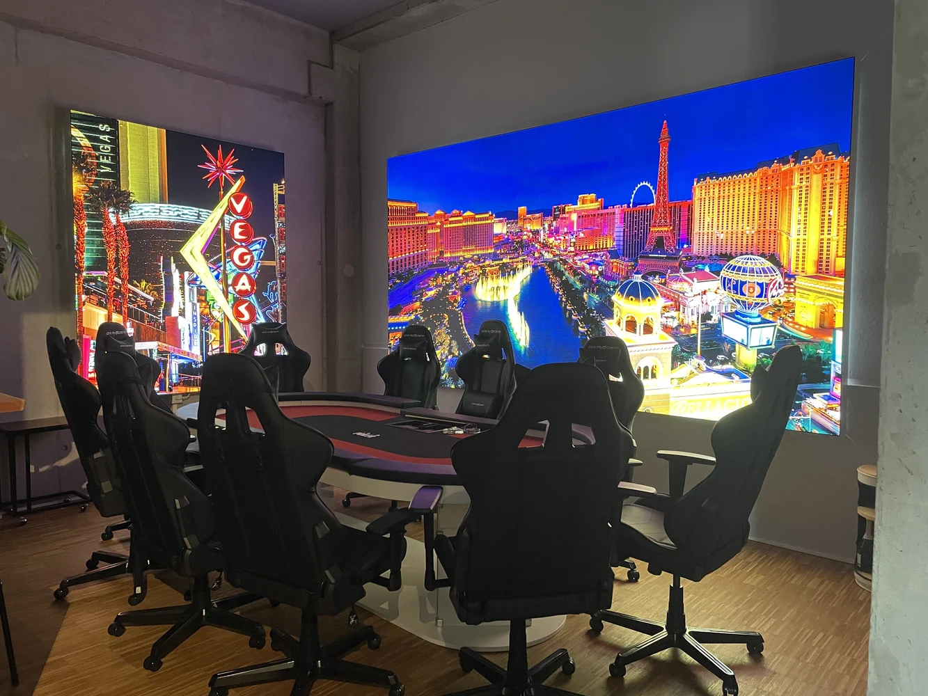 Stadtpanorama über dem Pokertisch