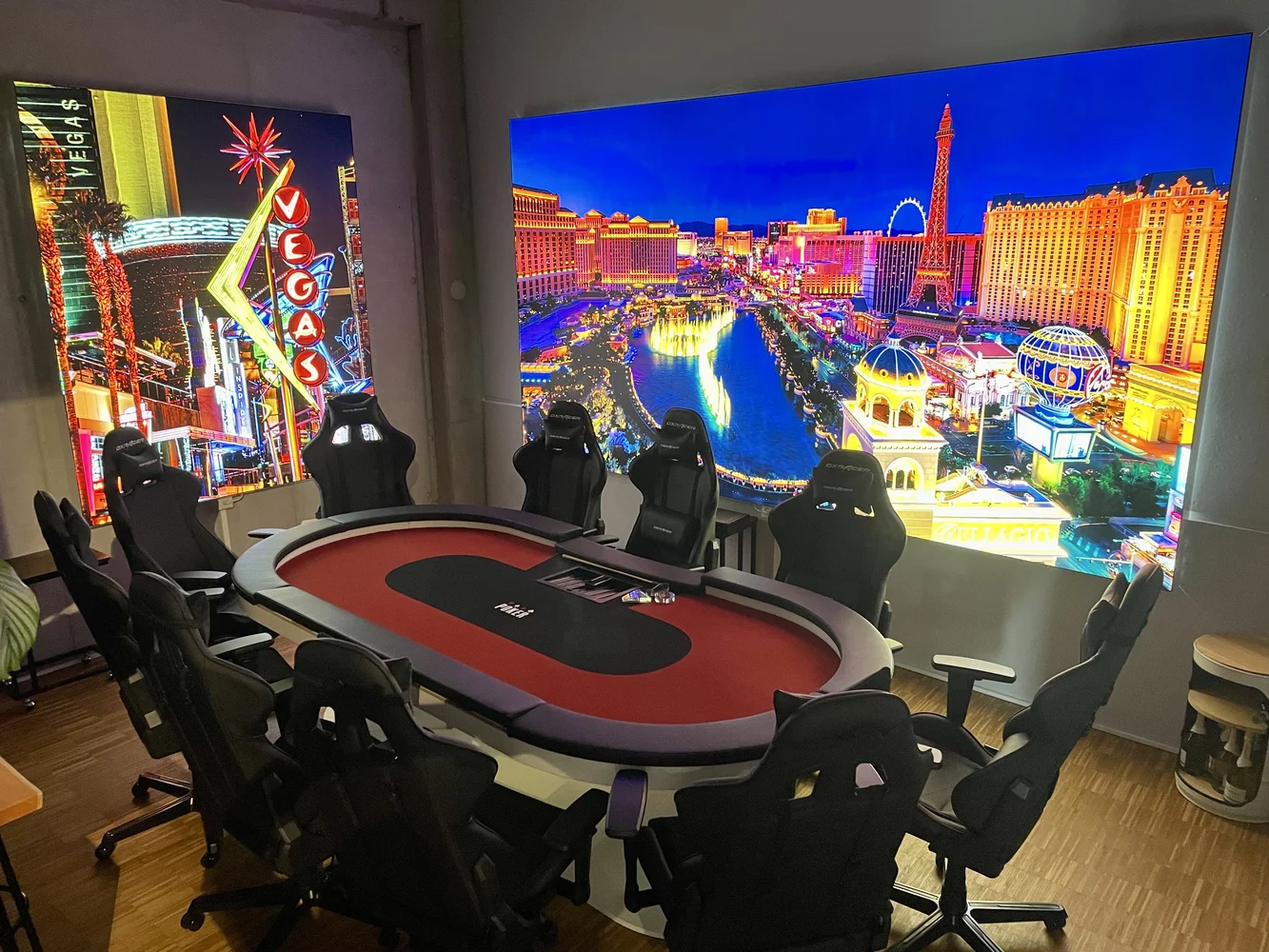 Leuchtwände über Eck im Pokerraum
