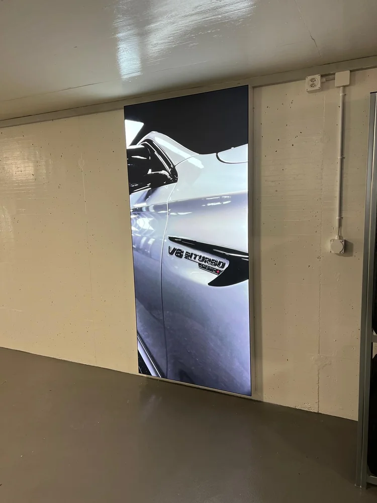 Fahrzeugmotiv im Hochformat an der Hallenwand