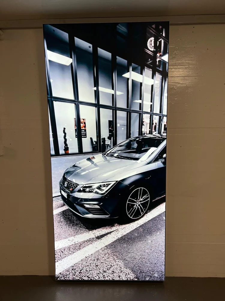 Fahrzeugmotiv neben dem Hallentor