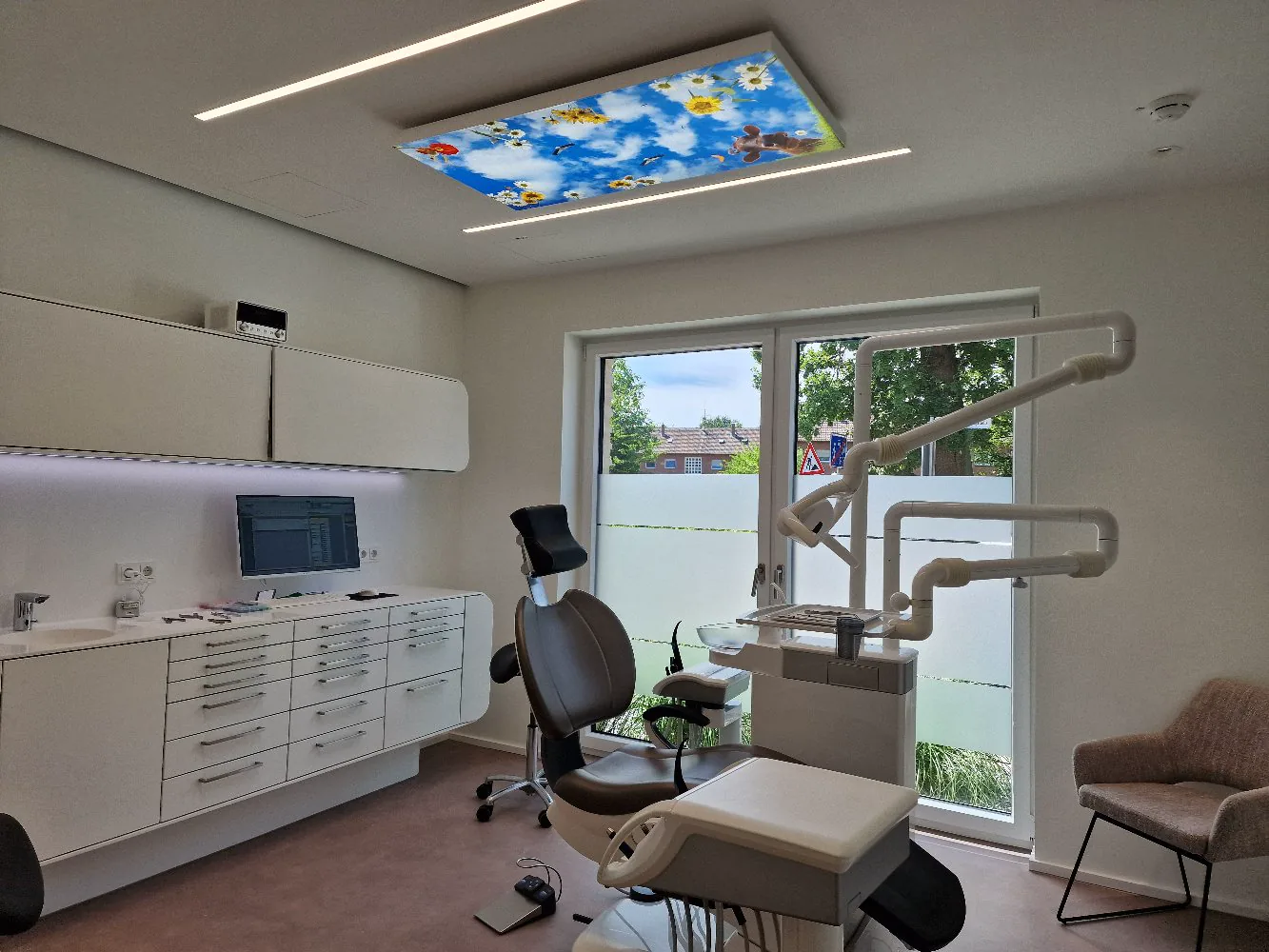Blossom image as an illuminated ceiling above the treatment chair