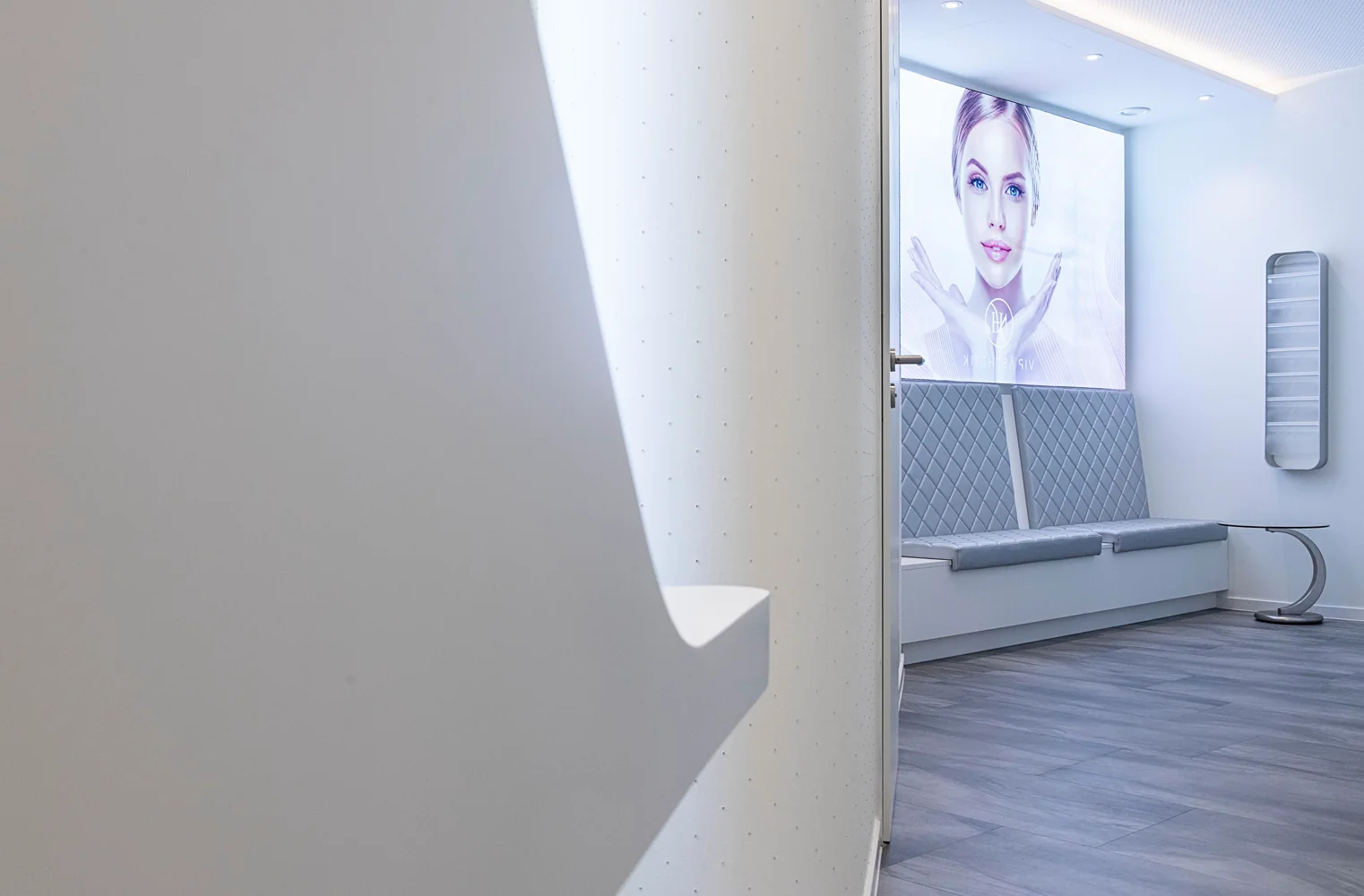 The same waiting area from the corridor