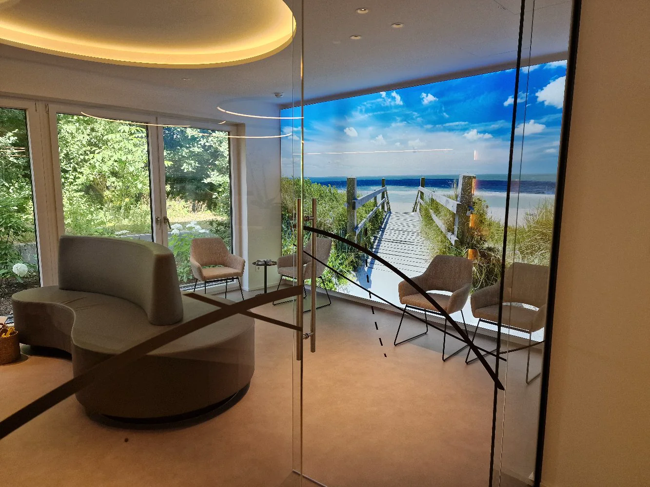Dasselbe Strandmotiv durch die Glaswand