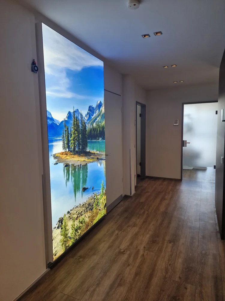 Bergsee im Hochformat am Flurende