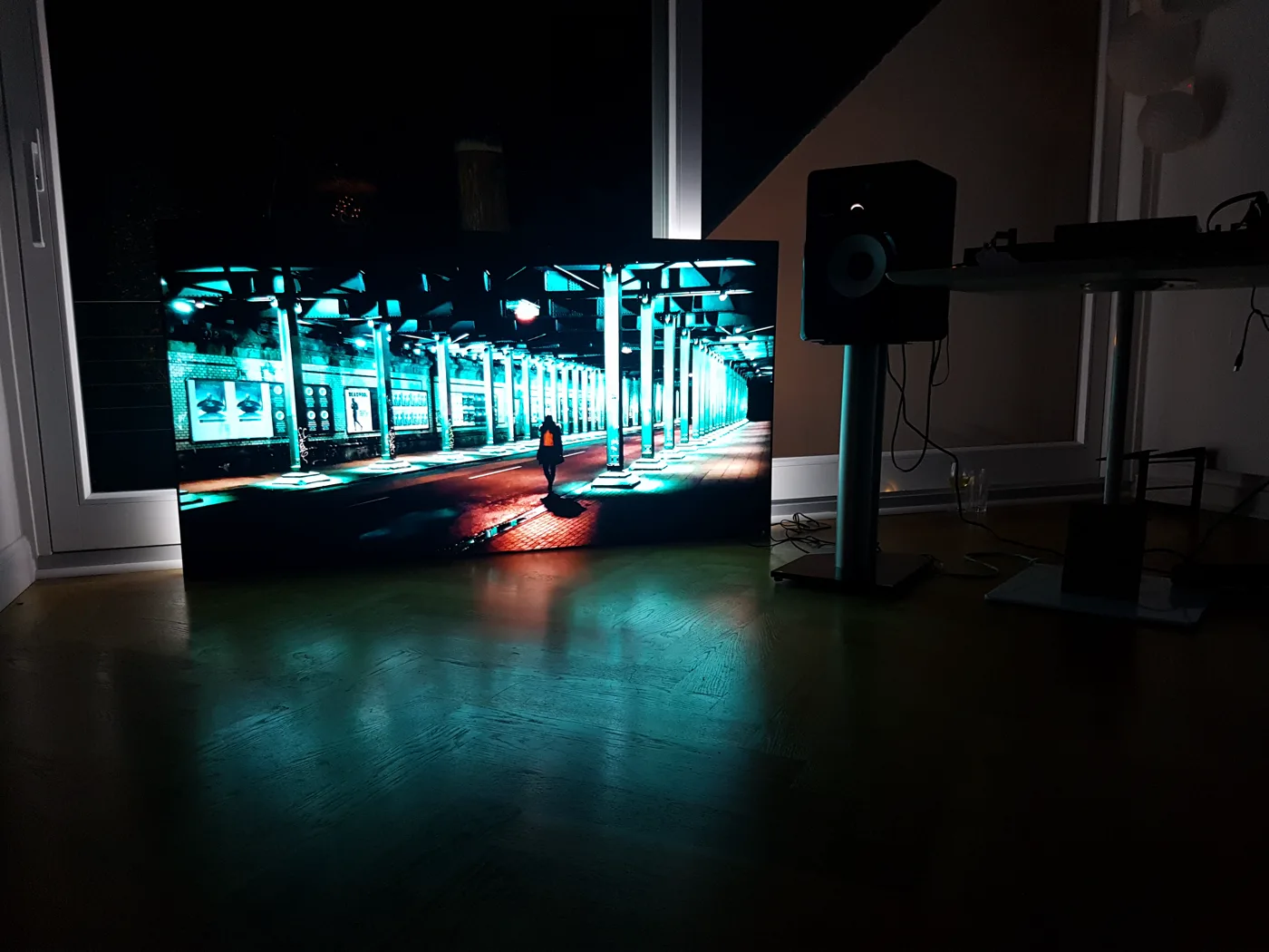 Light wall in a living space with dimmed lighting