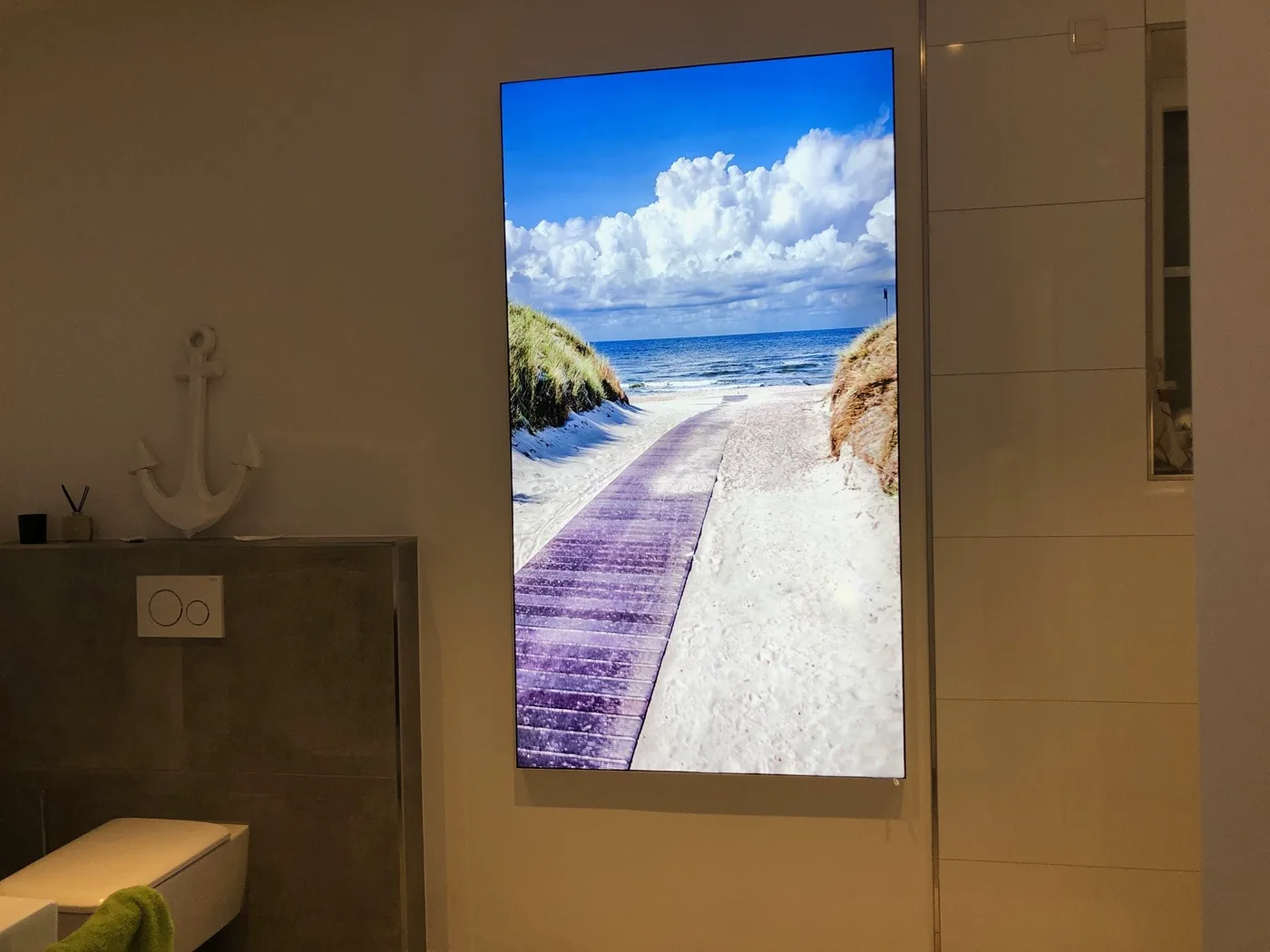 Strandmotiv im Hochformat im Bad