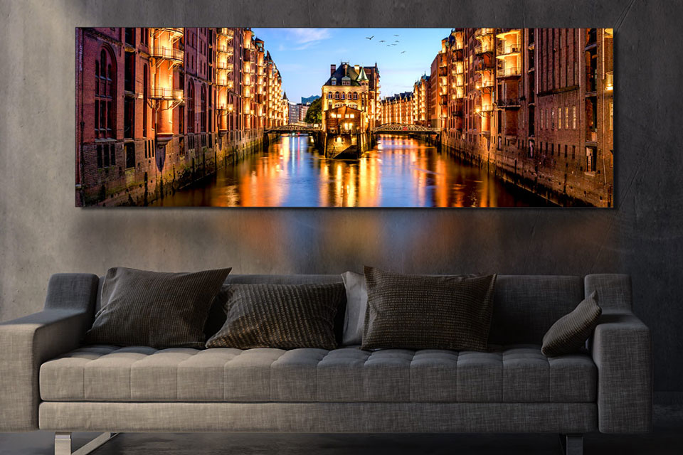 Leuchtbild mit Speicherstadt-Motiv über einem Sofa
