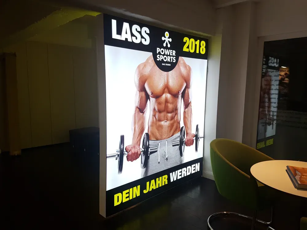 Leuchtbild im Hochformat am Eingang